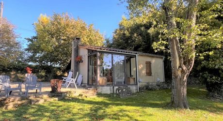 PROPRIÉTÉ TRADITIONNELLE EN PIERRE CHARMANTE COMPRENANT MAISON PRINCIPALE, MAISON D'HÔTES, UN APPARTEMENT, PISCINE, JARDINS LUXURIANTS ET BELLES VUES SUR LE BOIS SUR 1,25 HA (3 Acres) PF90323