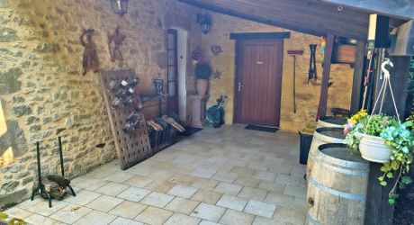 PROPRIÉTÉ TRADITIONNELLE EN PIERRE CHARMANTE COMPRENANT MAISON PRINCIPALE, MAISON D'HÔTES, UN APPARTEMENT, PISCINE, JARDINS LUXURIANTS ET BELLES VUES SUR LE BOIS SUR 1,25 HA (3 Acres) PF90323