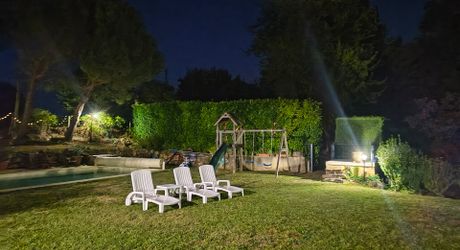 PROPRIÉTÉ TRADITIONNELLE EN PIERRE CHARMANTE COMPRENANT MAISON PRINCIPALE, MAISON D'HÔTES, UN APPARTEMENT, PISCINE, JARDINS LUXURIANTS ET BELLES VUES SUR LE BOIS SUR 1,25 HA (3 Acres) PF90323