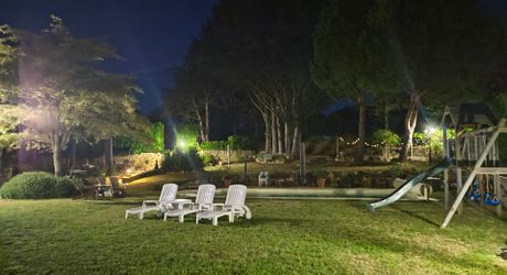 PROPRIÉTÉ TRADITIONNELLE EN PIERRE CHARMANTE COMPRENANT MAISON PRINCIPALE, MAISON D'HÔTES, UN APPARTEMENT, PISCINE, JARDINS LUXURIANTS ET BELLES VUES SUR LE BOIS SUR 1,25 HA (3 Acres) PF90323