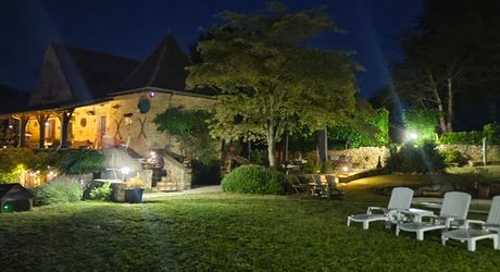 PROPRIÉTÉ TRADITIONNELLE EN PIERRE CHARMANTE COMPRENANT MAISON PRINCIPALE, MAISON D'HÔTES, UN APPARTEMENT, PISCINE, JARDINS LUXURIANTS ET BELLES VUES SUR LE BOIS SUR 1,25 HA (3 Acres) PF90323
