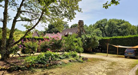 PROPRIÉTÉ TRADITIONNELLE EN PIERRE CHARMANTE COMPRENANT MAISON PRINCIPALE, MAISON D'HÔTES, UN APPARTEMENT, PISCINE, JARDINS LUXURIANTS ET BELLES VUES SUR LE BOIS SUR 1,25 HA (3 Acres) PF90323