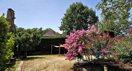 PROPRIÉTÉ TRADITIONNELLE EN PIERRE CHARMANTE COMPRENANT MAISON PRINCIPALE, MAISON D'HÔTES, UN APPARTEMENT, PISCINE, JARDINS LUXURIANTS ET BELLES VUES SUR LE BOIS SUR 1,25 HA (3 Acres) PF90323