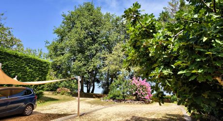 PROPRIÉTÉ TRADITIONNELLE EN PIERRE CHARMANTE COMPRENANT MAISON PRINCIPALE, MAISON D'HÔTES, UN APPARTEMENT, PISCINE, JARDINS LUXURIANTS ET BELLES VUES SUR LE BOIS SUR 1,25 HA (3 Acres) PF90323