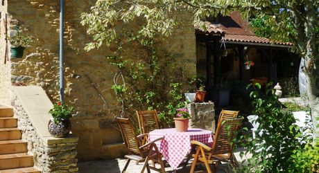 PROPRIÉTÉ TRADITIONNELLE EN PIERRE CHARMANTE COMPRENANT MAISON PRINCIPALE, MAISON D'HÔTES, UN APPARTEMENT, PISCINE, JARDINS LUXURIANTS ET BELLES VUES SUR LE BOIS SUR 1,25 HA (3 Acres) PF90323