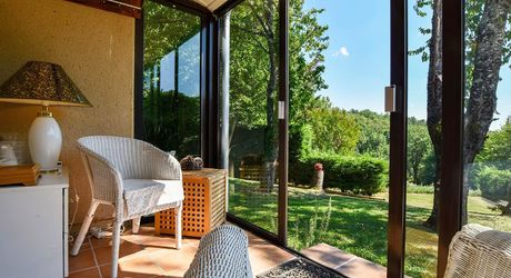 PROPRIÉTÉ TRADITIONNELLE EN PIERRE CHARMANTE COMPRENANT MAISON PRINCIPALE, MAISON D'HÔTES, UN APPARTEMENT, PISCINE, JARDINS LUXURIANTS ET BELLES VUES SUR LE BOIS SUR 1,25 HA (3 Acres) PF90323