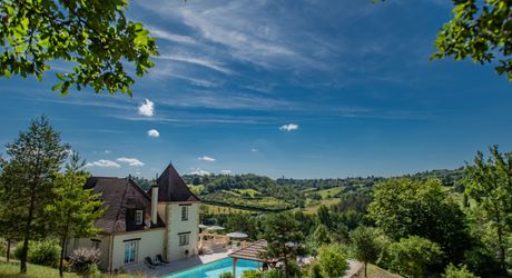 MAGNIFIQUE MAISON DE 6 CHAMBRES, VUE IMPRENABLE, PLUS APPARTEMENT DE 2 CHAMBRES, SUPERBE PISCINE, PROCHE DE BELVES. SUR 1,2 HECTARES. PF90324