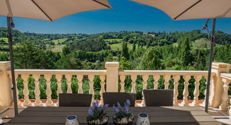 MAGNIFIQUE MAISON DE 6 CHAMBRES, VUE IMPRENABLE, PLUS APPARTEMENT DE 2 CHAMBRES, SUPERBE PISCINE, PROCHE DE BELVES. SUR 1,2 HECTARES. PF90324
