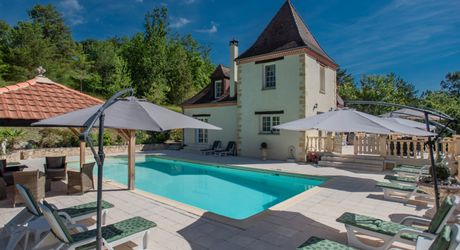 MAGNIFIQUE MAISON DE 6 CHAMBRES, VUE IMPRENABLE, PLUS APPARTEMENT DE 2 CHAMBRES, SUPERBE PISCINE, PROCHE DE BELVES. SUR 1,2 HECTARES. PF90324