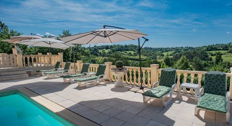 MAGNIFIQUE MAISON DE 6 CHAMBRES, VUE IMPRENABLE, PLUS APPARTEMENT DE 2 CHAMBRES, SUPERBE PISCINE, PROCHE DE BELVES. SUR 1,2 HECTARES. PF90324