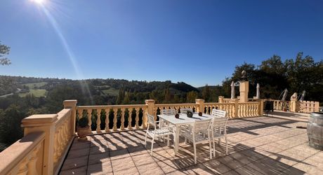 MAGNIFIQUE MAISON DE 6 CHAMBRES, VUE IMPRENABLE, PLUS APPARTEMENT DE 2 CHAMBRES, SUPERBE PISCINE, PROCHE DE BELVES. SUR 1,2 HECTARES. PF90324