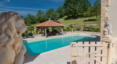 MAGNIFIQUE MAISON DE 6 CHAMBRES, VUE IMPRENABLE, PLUS APPARTEMENT DE 2 CHAMBRES, SUPERBE PISCINE, PROCHE DE BELVES. SUR 1,2 HECTARES. PF90324
