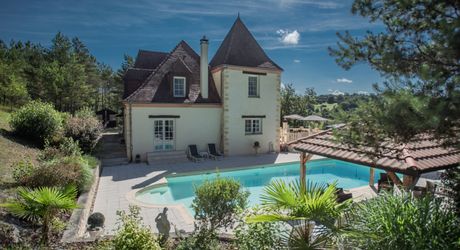 MAGNIFIQUE MAISON DE 6 CHAMBRES, VUE IMPRENABLE, PLUS APPARTEMENT DE 2 CHAMBRES, SUPERBE PISCINE, PROCHE DE BELVES. SUR 1,2 HECTARES. PF90324
