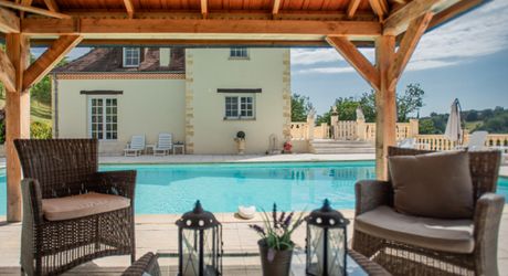 MAGNIFIQUE MAISON DE 6 CHAMBRES, VUE IMPRENABLE, PLUS APPARTEMENT DE 2 CHAMBRES, SUPERBE PISCINE, PROCHE DE BELVES. SUR 1,2 HECTARES. PF90324