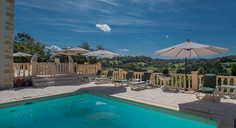 MAGNIFIQUE MAISON DE 6 CHAMBRES, VUE IMPRENABLE, PLUS APPARTEMENT DE 2 CHAMBRES, SUPERBE PISCINE, PROCHE DE BELVES. SUR 1,2 HECTARES. PF90324