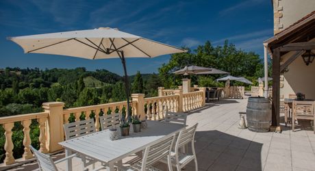 MAGNIFIQUE MAISON DE 6 CHAMBRES, VUE IMPRENABLE, PLUS APPARTEMENT DE 2 CHAMBRES, SUPERBE PISCINE, PROCHE DE BELVES. SUR 1,2 HECTARES. PF90324