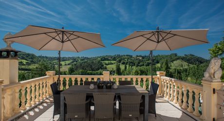 MAGNIFIQUE MAISON DE 6 CHAMBRES, VUE IMPRENABLE, PLUS APPARTEMENT DE 2 CHAMBRES, SUPERBE PISCINE, PROCHE DE BELVES. SUR 1,2 HECTARES. PF90324