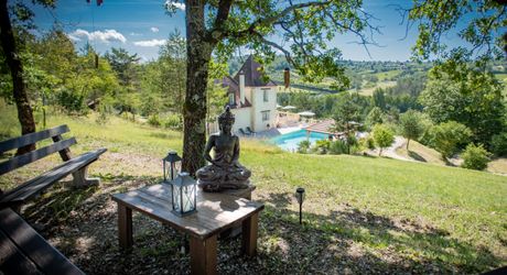 MAGNIFIQUE MAISON DE 6 CHAMBRES, VUE IMPRENABLE, PLUS APPARTEMENT DE 2 CHAMBRES, SUPERBE PISCINE, PROCHE DE BELVES. SUR 1,2 HECTARES. PF90324