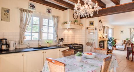 MAGNIFIQUE MAISON DE 6 CHAMBRES, VUE IMPRENABLE, PLUS APPARTEMENT DE 2 CHAMBRES, SUPERBE PISCINE, PROCHE DE BELVES. SUR 1,2 HECTARES. PF90324