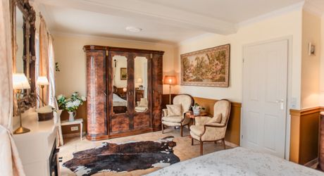 MAGNIFIQUE MAISON DE 6 CHAMBRES, VUE IMPRENABLE, PLUS APPARTEMENT DE 2 CHAMBRES, SUPERBE PISCINE, PROCHE DE BELVES. SUR 1,2 HECTARES. PF90324