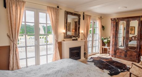 MAGNIFIQUE MAISON DE 6 CHAMBRES, VUE IMPRENABLE, PLUS APPARTEMENT DE 2 CHAMBRES, SUPERBE PISCINE, PROCHE DE BELVES. SUR 1,2 HECTARES. PF90324