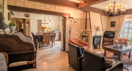 MAGNIFIQUE MAISON DE 6 CHAMBRES, VUE IMPRENABLE, PLUS APPARTEMENT DE 2 CHAMBRES, SUPERBE PISCINE, PROCHE DE BELVES. SUR 1,2 HECTARES. PF90324