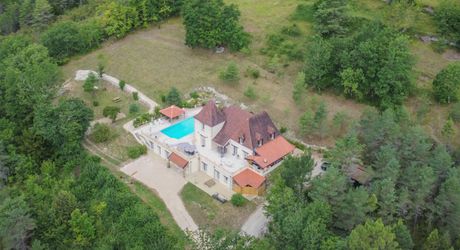 MAGNIFIQUE MAISON DE 6 CHAMBRES, VUE IMPRENABLE, PLUS APPARTEMENT DE 2 CHAMBRES, SUPERBE PISCINE, PROCHE DE BELVES. SUR 1,2 HECTARES. PF90324