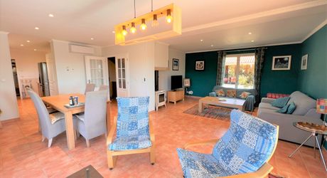 BELLE MAISON DE 4 CHAMBRES AVEC PISCINE EN TERRASSE, POOLHOUSE, 2 GARAGES, ABRI VOITURES, VUES BUCOLIQUES. 1 HECTARE DE TERRAIN. PROCHE DE ST ALVERE. PF90325