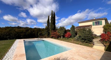 BELLE MAISON DE 4 CHAMBRES AVEC PISCINE EN TERRASSE, POOLHOUSE, 2 GARAGES, ABRI VOITURES, VUES BUCOLIQUES. 1 HECTARE DE TERRAIN. PROCHE DE ST ALVERE. PF90325
