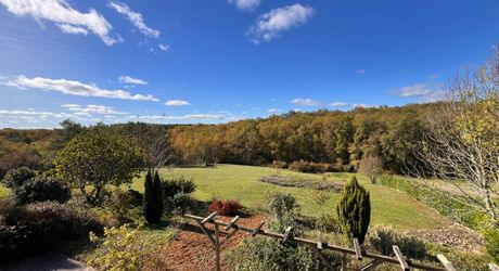 BELLE MAISON DE 4 CHAMBRES AVEC PISCINE EN TERRASSE, POOLHOUSE, 2 GARAGES, ABRI VOITURES, VUES BUCOLIQUES. 1 HECTARE DE TERRAIN. PROCHE DE ST ALVERE. PF90325