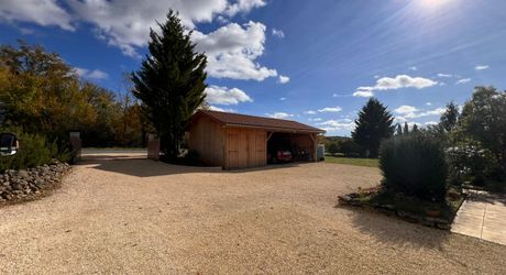 BELLE MAISON DE 4 CHAMBRES AVEC PISCINE EN TERRASSE, POOLHOUSE, 2 GARAGES, ABRI VOITURES, VUES BUCOLIQUES. 1 HECTARE DE TERRAIN. PROCHE DE ST ALVERE. PF90325