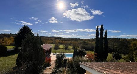 BELLE MAISON DE 4 CHAMBRES AVEC PISCINE EN TERRASSE, POOLHOUSE, 2 GARAGES, ABRI VOITURES, VUES BUCOLIQUES. 1 HECTARE DE TERRAIN. PROCHE DE ST ALVERE. PF90325