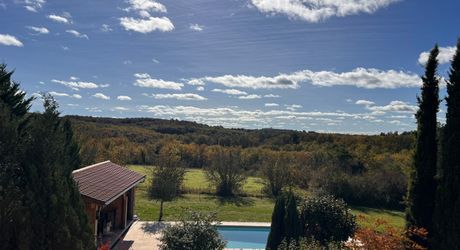BELLE MAISON DE 4 CHAMBRES AVEC PISCINE EN TERRASSE, POOLHOUSE, 2 GARAGES, ABRI VOITURES, VUES BUCOLIQUES. 1 HECTARE DE TERRAIN. PROCHE DE ST ALVERE. PF90325