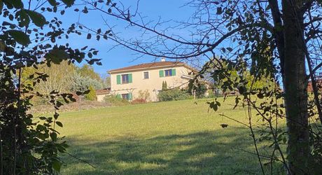 BELLE MAISON DE 4 CHAMBRES AVEC PISCINE EN TERRASSE, POOLHOUSE, 2 GARAGES, ABRI VOITURES, VUES BUCOLIQUES. 1 HECTARE DE TERRAIN. PROCHE DE ST ALVERE. PF90325