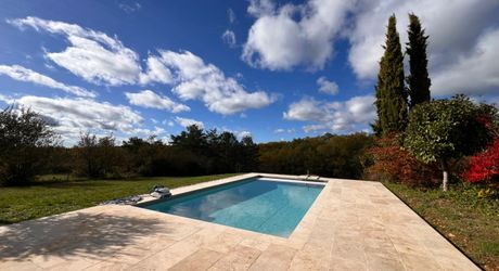 BELLE MAISON DE 4 CHAMBRES AVEC PISCINE EN TERRASSE, POOLHOUSE, 2 GARAGES, ABRI VOITURES, VUES BUCOLIQUES. 1 HECTARE DE TERRAIN. PROCHE DE ST ALVERE. PF90325