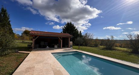 BELLE MAISON DE 4 CHAMBRES AVEC PISCINE EN TERRASSE, POOLHOUSE, 2 GARAGES, ABRI VOITURES, VUES BUCOLIQUES. 1 HECTARE DE TERRAIN. PROCHE DE ST ALVERE. PF90325