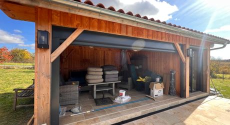 BELLE MAISON DE 4 CHAMBRES AVEC PISCINE EN TERRASSE, POOLHOUSE, 2 GARAGES, ABRI VOITURES, VUES BUCOLIQUES. 1 HECTARE DE TERRAIN. PROCHE DE ST ALVERE. PF90325