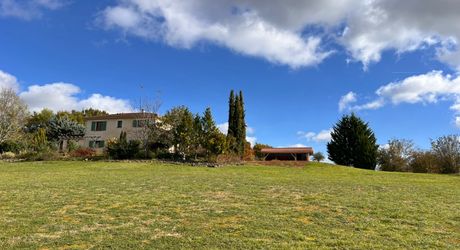 BELLE MAISON DE 4 CHAMBRES AVEC PISCINE EN TERRASSE, POOLHOUSE, 2 GARAGES, ABRI VOITURES, VUES BUCOLIQUES. 1 HECTARE DE TERRAIN. PROCHE DE ST ALVERE. PF90325