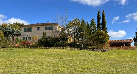 BELLE MAISON DE 4 CHAMBRES AVEC PISCINE EN TERRASSE, POOLHOUSE, 2 GARAGES, ABRI VOITURES, VUES BUCOLIQUES. 1 HECTARE DE TERRAIN. PROCHE DE ST ALVERE. PF90325