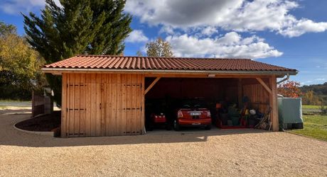 BELLE MAISON DE 4 CHAMBRES AVEC PISCINE EN TERRASSE, POOLHOUSE, 2 GARAGES, ABRI VOITURES, VUES BUCOLIQUES. 1 HECTARE DE TERRAIN. PROCHE DE ST ALVERE. PF90325
