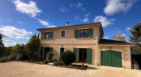 BELLE MAISON DE 4 CHAMBRES AVEC PISCINE EN TERRASSE, POOLHOUSE, 2 GARAGES, ABRI VOITURES, VUES BUCOLIQUES. 1 HECTARE DE TERRAIN. PROCHE DE ST ALVERE. PF90325