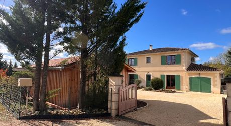 BELLE MAISON DE 4 CHAMBRES AVEC PISCINE EN TERRASSE, POOLHOUSE, 2 GARAGES, ABRI VOITURES, VUES BUCOLIQUES. 1 HECTARE DE TERRAIN. PROCHE DE ST ALVERE. PF90325