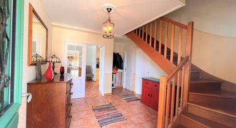 BELLE MAISON DE 4 CHAMBRES AVEC PISCINE EN TERRASSE, POOLHOUSE, 2 GARAGES, ABRI VOITURES, VUES BUCOLIQUES. 1 HECTARE DE TERRAIN. PROCHE DE ST ALVERE. PF90325
