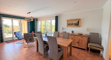 BELLE MAISON DE 4 CHAMBRES AVEC PISCINE EN TERRASSE, POOLHOUSE, 2 GARAGES, ABRI VOITURES, VUES BUCOLIQUES. 1 HECTARE DE TERRAIN. PROCHE DE ST ALVERE. PF90325