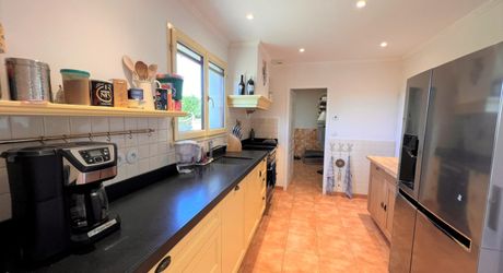 BELLE MAISON DE 4 CHAMBRES AVEC PISCINE EN TERRASSE, POOLHOUSE, 2 GARAGES, ABRI VOITURES, VUES BUCOLIQUES. 1 HECTARE DE TERRAIN. PROCHE DE ST ALVERE. PF90325