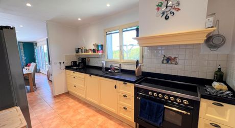 BELLE MAISON DE 4 CHAMBRES AVEC PISCINE EN TERRASSE, POOLHOUSE, 2 GARAGES, ABRI VOITURES, VUES BUCOLIQUES. 1 HECTARE DE TERRAIN. PROCHE DE ST ALVERE. PF90325