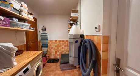BELLE MAISON DE 4 CHAMBRES AVEC PISCINE EN TERRASSE, POOLHOUSE, 2 GARAGES, ABRI VOITURES, VUES BUCOLIQUES. 1 HECTARE DE TERRAIN. PROCHE DE ST ALVERE. PF90325