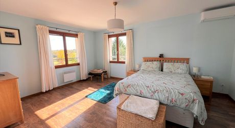 BELLE MAISON DE 4 CHAMBRES AVEC PISCINE EN TERRASSE, POOLHOUSE, 2 GARAGES, ABRI VOITURES, VUES BUCOLIQUES. 1 HECTARE DE TERRAIN. PROCHE DE ST ALVERE. PF90325