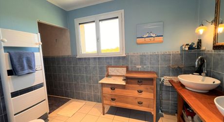 BELLE MAISON DE 4 CHAMBRES AVEC PISCINE EN TERRASSE, POOLHOUSE, 2 GARAGES, ABRI VOITURES, VUES BUCOLIQUES. 1 HECTARE DE TERRAIN. PROCHE DE ST ALVERE. PF90325