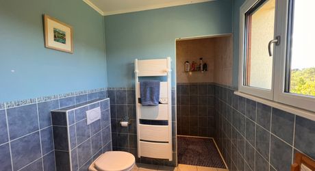 BELLE MAISON DE 4 CHAMBRES AVEC PISCINE EN TERRASSE, POOLHOUSE, 2 GARAGES, ABRI VOITURES, VUES BUCOLIQUES. 1 HECTARE DE TERRAIN. PROCHE DE ST ALVERE. PF90325